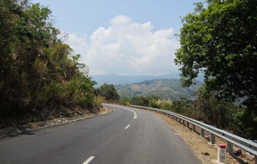 The mountain road that runs between Dalat and Phan Rang
